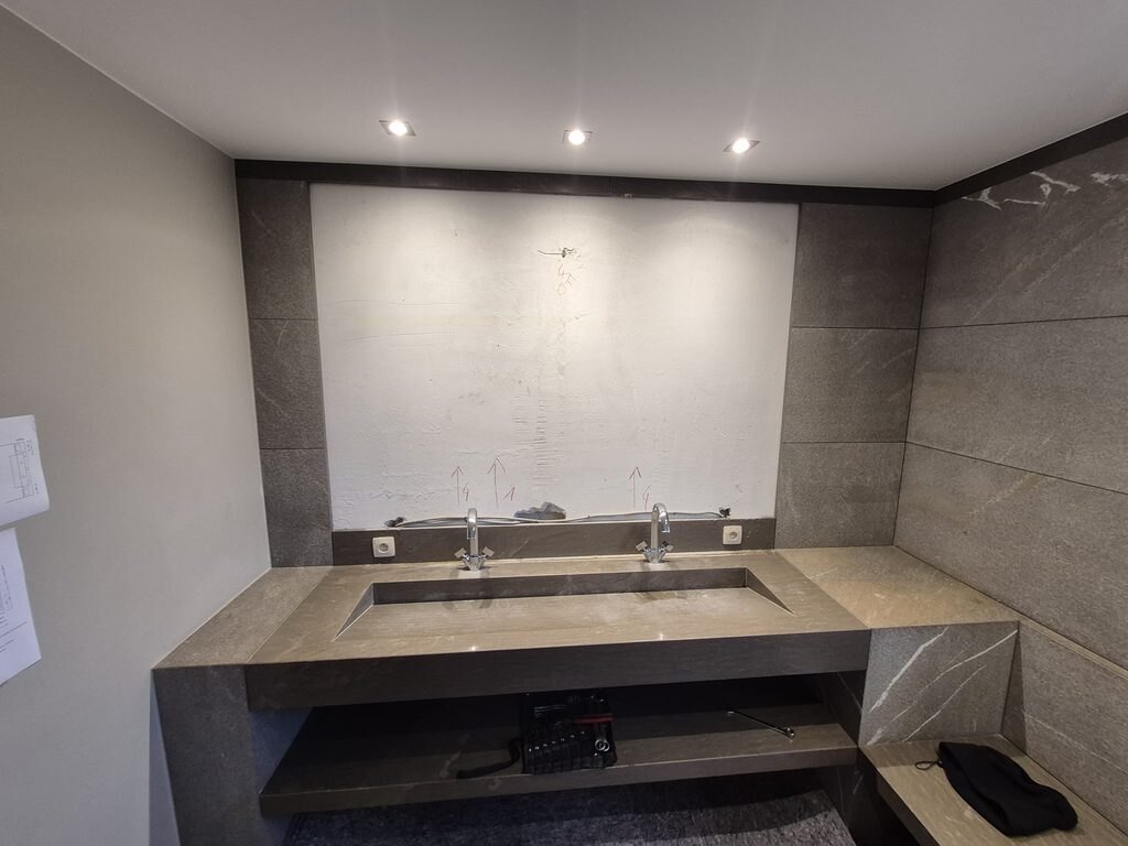 Badkamerproject in Roeselare met een volledige MDF-wand en ingewerkte spiegelkasten