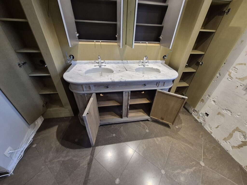 Authentieke spoeltafel met marmer voor een maatwerkwand in Roeselare
