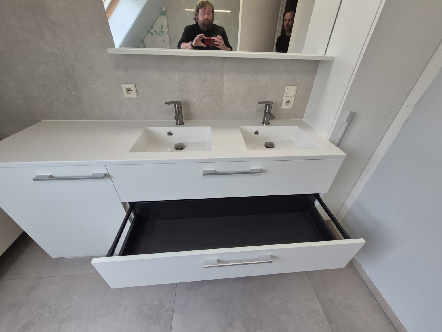 Detail van de ruime open lade onder de dubbele wastafel