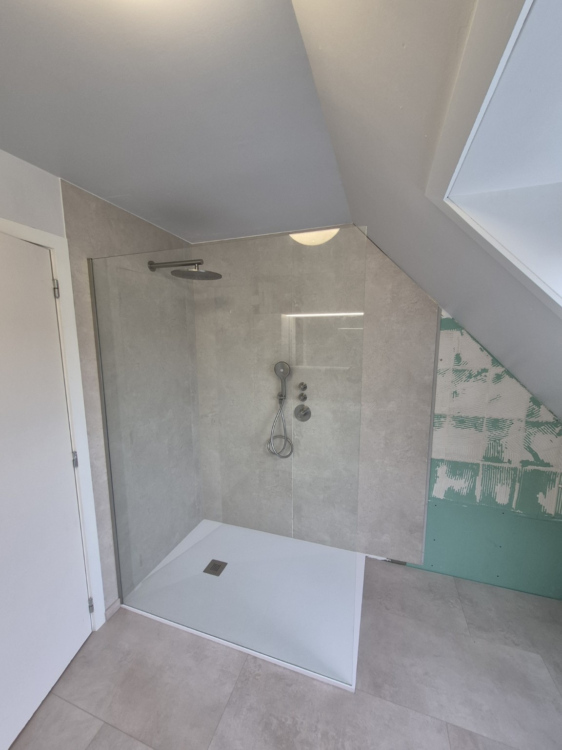 Douche met glazen wand en SPCF-wandpanelen in Dover, tijdens de afwerking